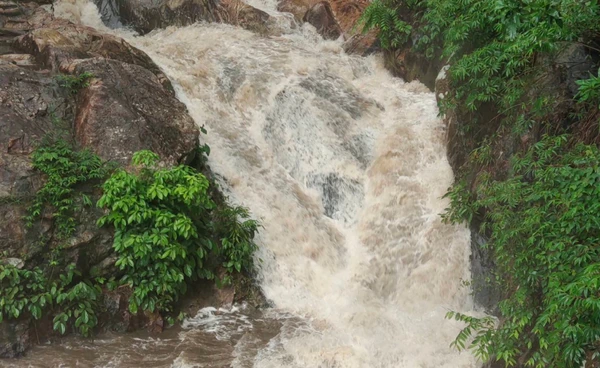 ฝนตกหนัก-น้ำหลาก  ปิดเที่ยว "น้ำตกแม่เกิ๋งหลวง" ชั่วคราว
