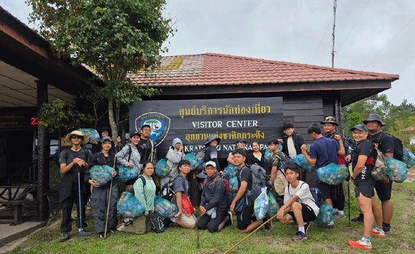 "อาสาสมัครพิทักษ์ภูกระดึง" ร่วมเก็บขยะตกค้าง เพื่อการท่องเที่ยวยั่งยืน