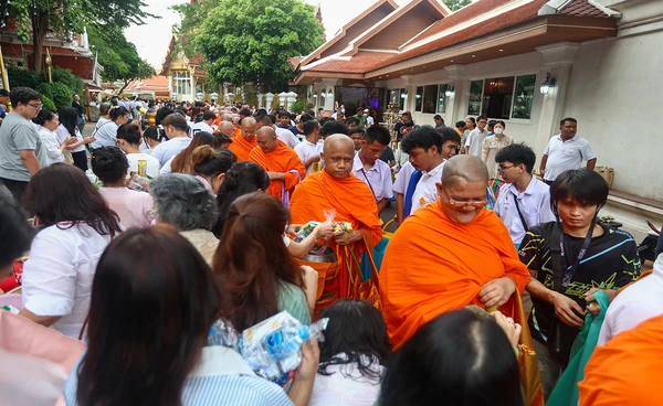 ตักบาตรเทโวพระสงฆ์ 108 รูป วันออกพรรษา พุทธศาสสนิกชนแน่นภูเขาทอง