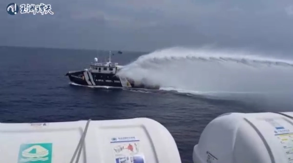 จีนเผยภาพขับไล่เรือฟิลิปปินส์ที่รุกล้ำน่านน้ำ