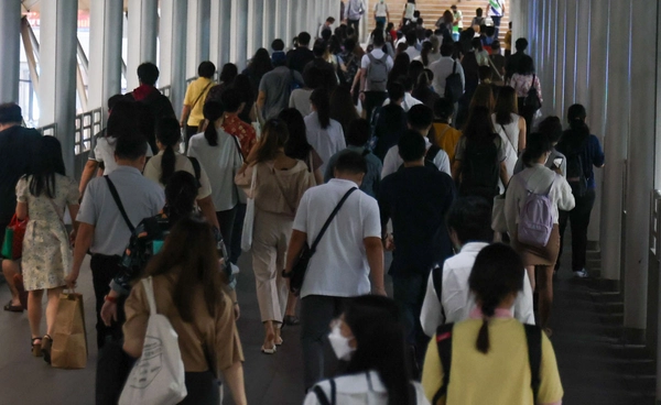 โพลชี้คนไทยส่วนใหญ่เห็นใจประชาชนที่ถูกกดดันให้เลือกข้างทางการเมือง 