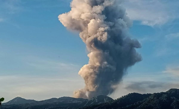 “อินโดนีเซีย” ยกระดับเตือนภัย ภูเขาไฟจ่อปะทุ 2 ลูก