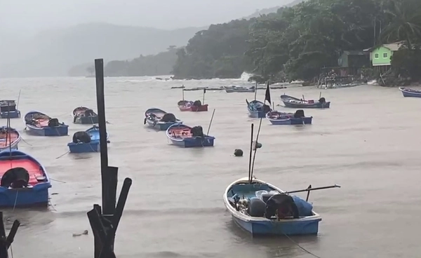 “ตราด” คลื่นลมแรง  เรือประมงขนาดเล็กงดออกจากฝั่ง
