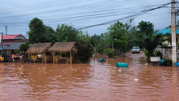 "โคราช" ฝนตกหนัก น้ำป่าหลากท่วมบ้านเรือนเสียหายกว่า 10 หลัง