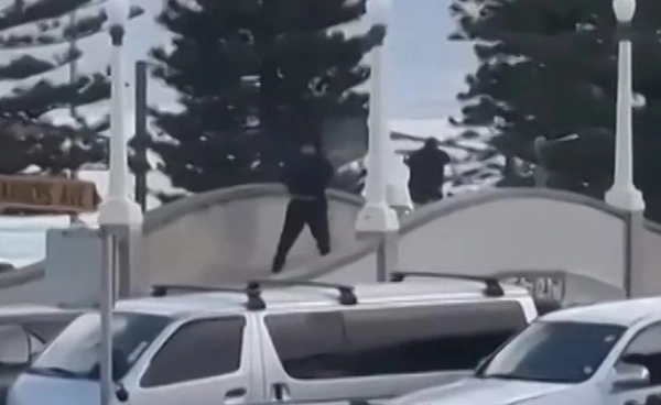 ผู้ก่อเหตุกราดยิงในนครซิดนีย์ 2 คน เป็นพ่อลูกกัน ยอดผู้เสียชีวิตเพิ่มเป็น 16 คน