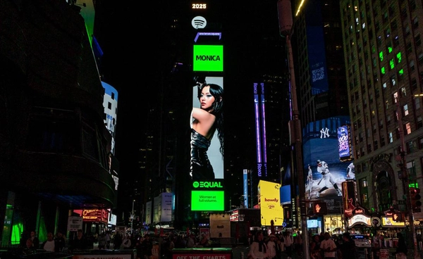 ฮือฮา MONICA ศิลปินไทยดาวรุ่ง เฉิดฉายกลาง New York Times Square 