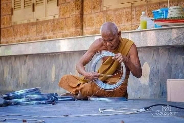 ชื่นชม "หลวงปู่เลี่ยม"บริจาคครุภัณฑ์ทางการแพทย์ให้ รพ.วารินชำราบ มูลค่ากว่า 21.9 ล้านบาท