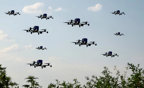 ฝูงโดรน "Drone Swarm" ไม่ใช่แค่อาวุธแต่เป็นเทคโนโลยีอัจฉริยะทุกอุตสาหกรรมต้องจับตามอง