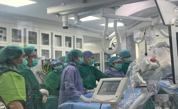 แพทย์ ม.เชียงใหม่ ทำสำเร็จ! รักษาผู้ป่วยโรคลิ้นหัวใจรั่ว โดยไม่ต้องผ่าตัด รายแรกในภาคเหนือ