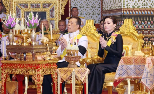 ในหลวง พระราชทาน 100 ล้านให้รพ.หาดใหญ่ ฟื้นฟูหลังน้ำท่วมใหญ่