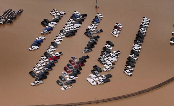 น้ำท่วม “วอชิงตัน” รถยนต์จมน้ำเสียหาย