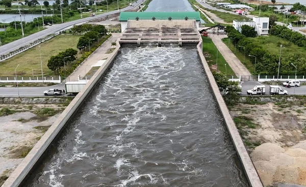 น้ำเจ้าพระยาแนวโน้มลดต่อเนื่อง กรมชลฯ หน่วงน้ำเหนือเขื่อนลดผลกระทบท้ายน้ำ