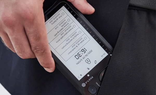 สตาร์ตอัปฮ่องกงเปลี่ยนด้านหลัง iPhone ให้เป็นจอ E Ink อัจฉริยะ พลัง AI ถนอมสายตา