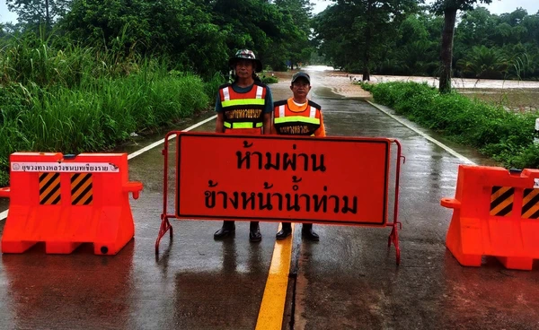 11 เส้นทางหลวงชนบทสัญจรไม่ได้จากน้ำท่วม 5 จังหวัด