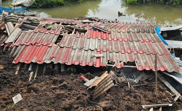 “ปราจีนบุรี” ฝนตกหนัก ดินทรุดตัว บ้านพังถล่มไหลลงแม่น้ำ