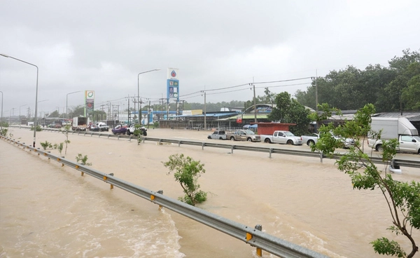 เปิดภาพ "น้ำท่วมหาดใหญ่" ถนนลพบุรีราเมศวร์ ถูกตัดขาดกระแสน้ำไหลเชี่ยว