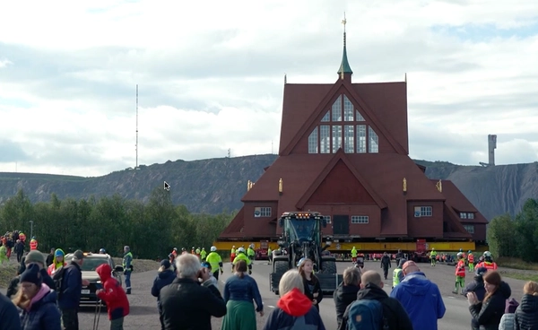 “ย้ายโบสถ์” ทั้งหลัง ! สวีเดนขนย้ายโบสถ์ไม้เก่าแก่ หนีวิกฤตเหมืองแร่ใต้ดิน