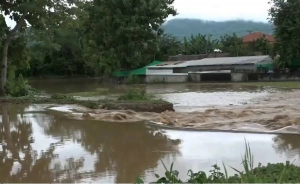 น้ำป่าหลากท่วม “น่าน” บ้านเรือนและพื้นที่เกษตรเสียหาย เตือนดินสไลด์ทับเส้นทางปัว-บ่อเกลือ