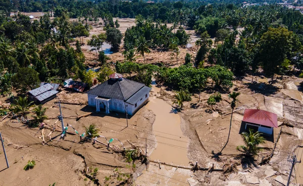 อินโดนีเซียเร่งค้นหาผู้สูญหายเหตุน้ำท่วม ขณะที่ผู้เสียชีวิตพุ่งกว่า 400 คน 