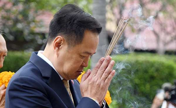 นายกฯ สักการะสิ่งศักดิ์สิทธิ์ประจำทำเนียบฯ เพื่อความเป็นสิริมงคลก่อนปฏิบัติงาน