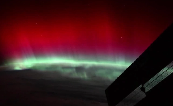 "ลำแสงออโรราสีแดง" นักบินอวกาศนาซาบนสถานีอวกาศนานาชาติ ISS เผยคลิปลำแสงออโรราที่พบได้ยาก