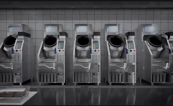 จีนใช้หุ่นยนต์ผัดกระทะแทนพ่อครัว หลังสังคมจีนคาดหวังอาหารปรุงสดแต่ต้องกดต้นทุนต่ำเอาไว้