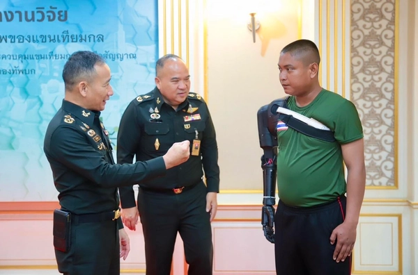 ไม่ทิ้งกำลังพล ทบ.รับมอบ "งานวิจัยแขนเทียมกล" ควบคุมด้วยชีวสัญญาณ นิ้วมือเคลื่อนไหวหยิบจับสิ่งของได้