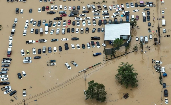ฝนถล่มเอเชียโหด คร่าชีวิตผู้คนนับพัน 