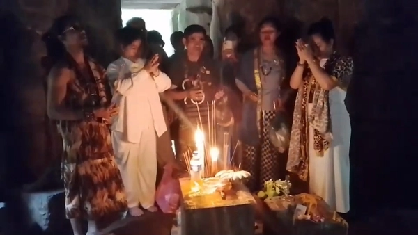 กลุ่มจอมขมังเวทย์กัมพูชาเข้ามาทำพิธีปราสาทตาเมือนธม แต่ถูกทหารไทยห้ามไว้หวั่นวุ่นวาย