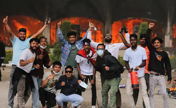 "Nepo Kids" อวดรวยจนบ้านเมืองลุกเป็นไฟ แล้ว "ติดแกลม" ไทย ต่างกันอย่างไร