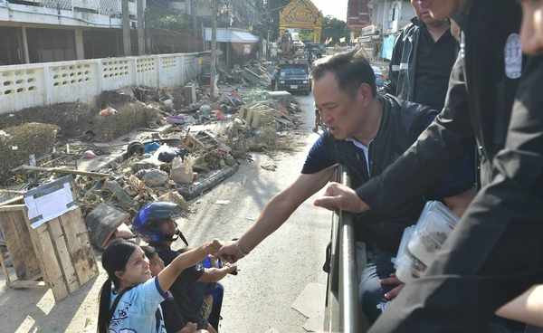 นายกฯ ลงพื้นที่ "หาดใหญ่" เคาะประตูบ้าน แจกถุงยังชีพ-เครื่องอุปโภคบริโภค ให้ประชาชนผู้ประสบภัย "น้ำท่วม"