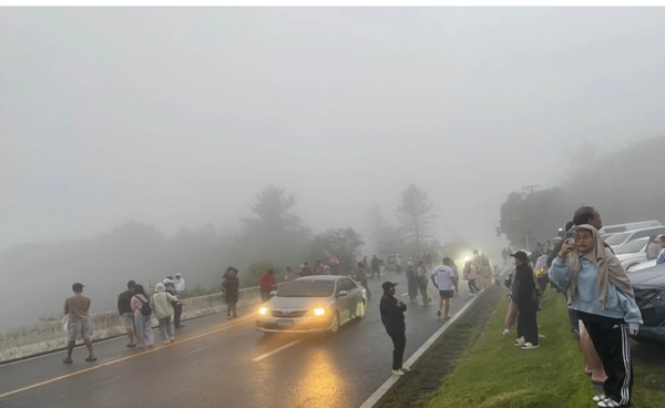 หยุดยาว นทท.ครึ่งหมื่น แห่สัมผัสไอเย็นดอยอินทนนท์