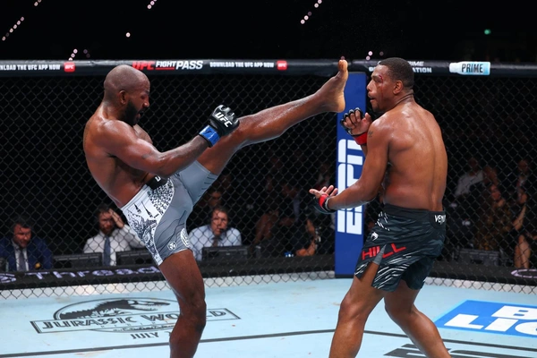 ราวน์ทรี สอนมวย ฮิลล์ ต้อนแต้มขาดลอย! ในศึก UFC บากู