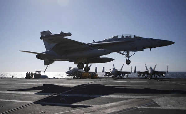 เครื่องบินรบ-เฮลิคอปเตอร์กองทัพสหรัฐฯ ตกในทะเลจีนใต้ 2 ครั้ง เคราะห์ดีนักบินปลอดภัย 