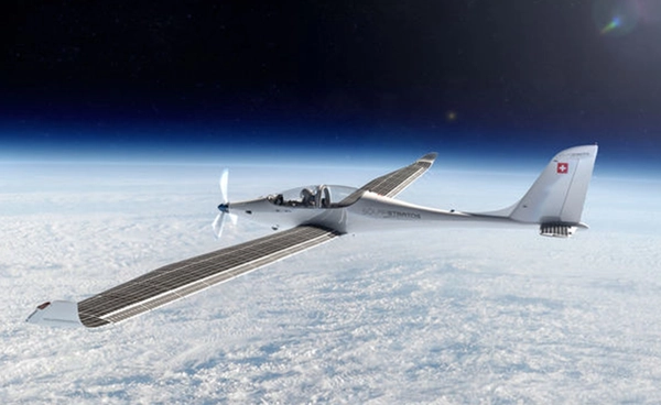 นักบินชาวสวิสทดสอบ “เครื่องบินพลังงานแสงอาทิตย์” บินสูงที่สุดทำลายสถิติโลก