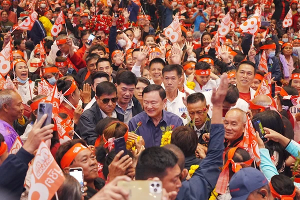 'ทักษิณ' ลุยอีสาน สร้างปรากฏการณ์ "ทะเลแดง"  