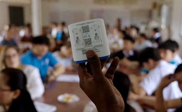 โรงเรียนในลาวติดตั้งเครื่องวัดคุณภาพอากาศแบบ AI แจ้งเตือนมลพิษทันที