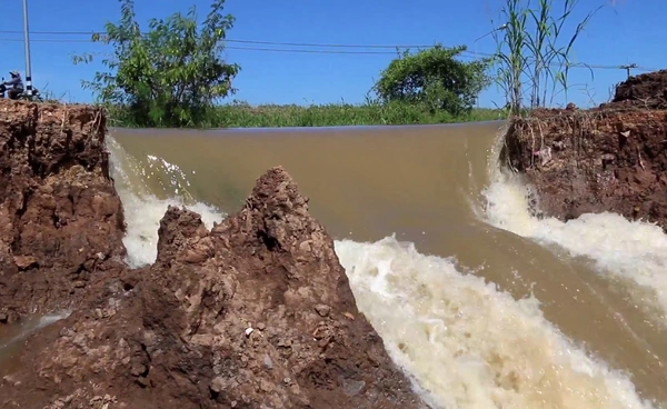 “สิงห์บุรี” คันดินพัง น้ำทะลักท่วม ชาวบ้านเร่งยกของขึ้นที่สูง