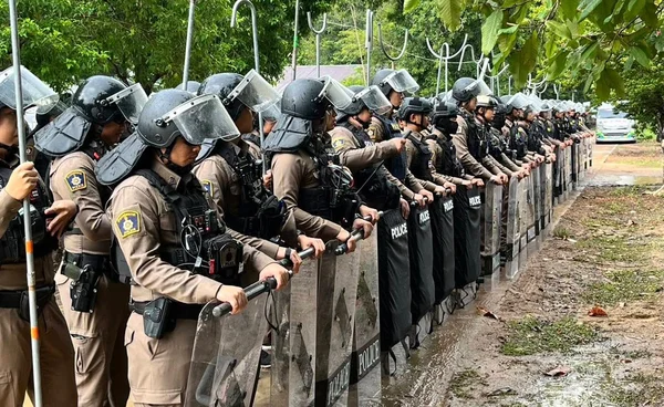 ตำรวจตรึงกำลังรับมือชาวกัมพูชา บุกทำลายรั้วลวดหนาม บ้านหนองหญ้าแก้ว