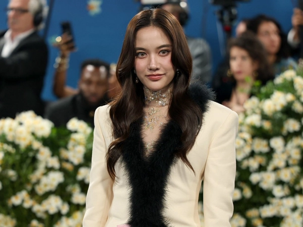 ยืนหนึ่งสมมง! 'ฟรีน-สโรชา' นักแสดงหญิงไทยคนแรกที่ร่วมเดินพรมแดงในงาน Met Gala 2025