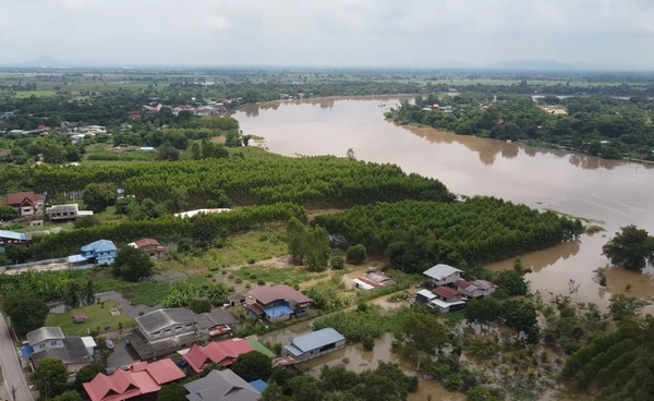 เขื่อนเจ้าพระยาระบายน้ำ 2,300 ลบ.ม.วันที่ 3 ชาวชัยนาทอพยพริมถนนแน่นไปถึงสิงห์บุรี