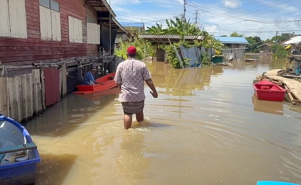 น้ำท่วมอยุธยาขยายวง ชาวบ้านเดือดร้อนหนัก เตรียมรับน้ำจากอ่างทอง