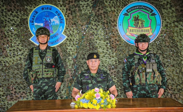 "ผบ.ทบ." ตรวจเยี่ยมฐานปฏิบัติการตามแนวชายแดนไทย – เมียนมา  