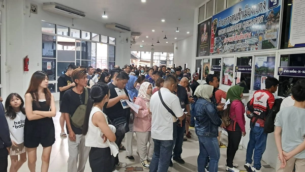 ด่านเบตงคึกคัก ชาวมาเลเซียแห่เที่ยววันหยุด 