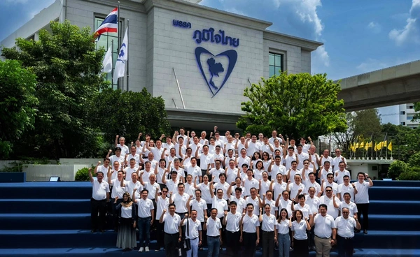 รู้จัก ‘ภูมิใจไทย’ พรรคสายกลาง ที่เขย่าเกมอำนาจไทยหลายยุค