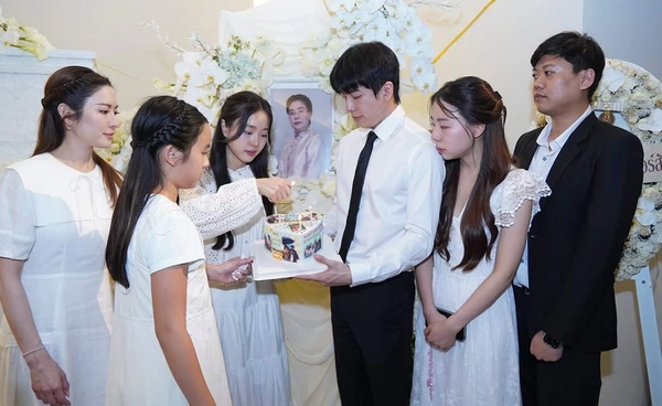บีบหัวใจ! นนกุล ยืนเป่าเค้กวันเกิด 29 ปี ทั้งน้ำตา หน้าภาพถ่าย คุณแม่เพ็กแฮ