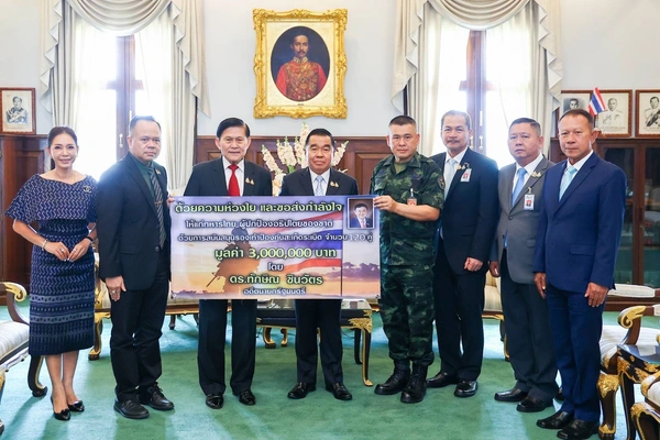 "ทักษิณ" มอบอีก 3 ล้านบาท ซื้อรองเท้าเยอรมัน มอบทหาร-EOD ป้องกันสะเก็ดระเบิดชายแดนไทย-กัมพูชา