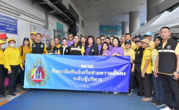 กอ.รมน. ลงพื้นที่มอบสิ่งของสนับสนุนเจ้าหน้าที่-ประชาชนเหตุถนนทรุดหน้าวชิรพยาบาล