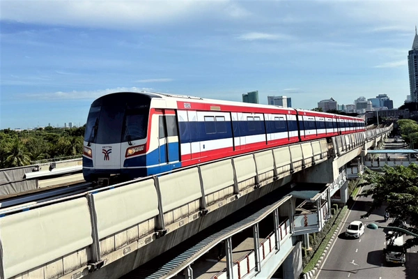 ขบวนรถไฟฟ้าธงชาติไทยที่ยาวที่สุด