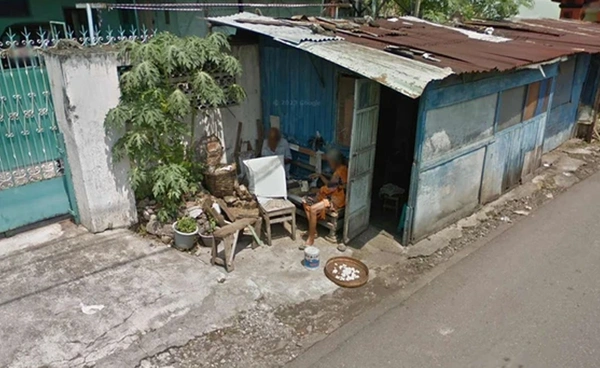 กระท่อมและความรักของสองตายายชาวอินโดนีเซียถูกบันทึกบน ​​Google Street View กลายเป็นไวรัลบนโลกออนไลน์